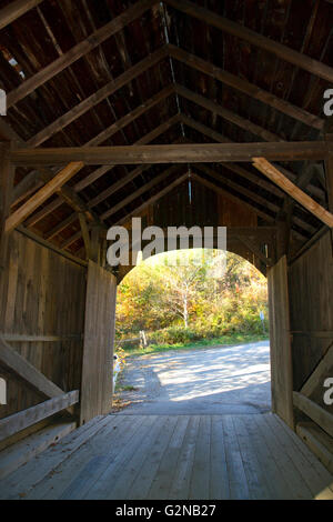 Il mulino coperto ponte che attraversa il fiume Lamoille in Belvidere, Vermont, USA. Foto Stock