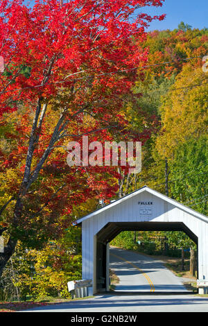 Fuller coperto ponte che attraversa il nero cade Brook in Montgomery, Vermont, USA. Foto Stock