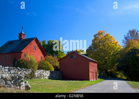 Granaio rosso nella campagna vicino a Keene, New Hampshire, Stati Uniti d'America. Foto Stock