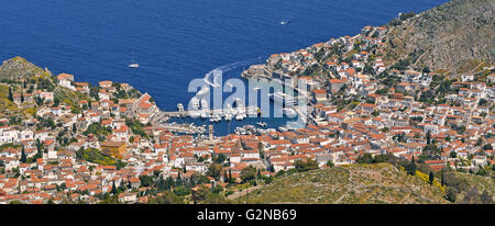 Vista dall'alto di Ydra città e porto di Ydra isola vicino a Pireo, il Golfo Saronico, Grecia Foto Stock