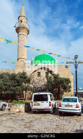 ACRE, Israele - 18 febbraio 2013: parcheggio auto vicino all entrata della al-Jazzar Mosque Foto Stock