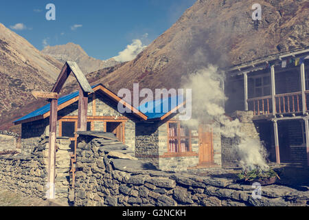 Mattina buddista cerimoniale di incenso di fumare. Foto Stock