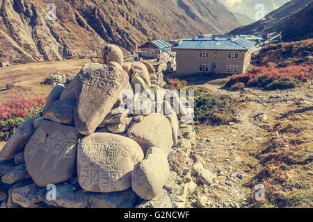 Trekking intorno Annapurnas e passando scritti buddisti. Foto Stock