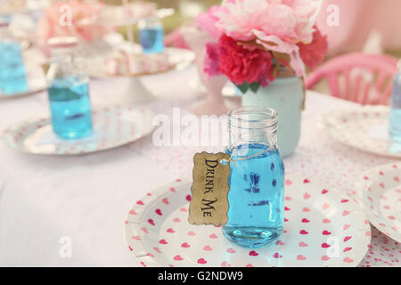 Il 'Drink Me' pozione, Alice nel paese delle meraviglie tea party tema,tonificante Foto Stock