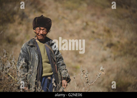 Uomo locale a Tiger saltando Gorge in Yunnan, Cina Foto Stock