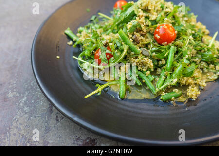 Giallo carpaccio di barbabietola con la quinoa, rucola, verde insalata di fagioli e semi di zucca Foto Stock