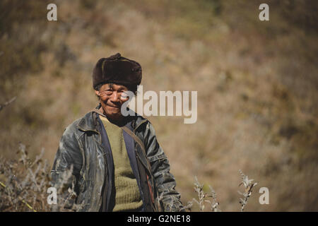 Uomo locale a Tiger saltando Gorge in Yunnan, Cina Foto Stock