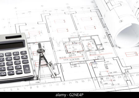 Sfondo architettonico con rotoli di disegni tecnici e gli strumenti di lavoro Foto Stock