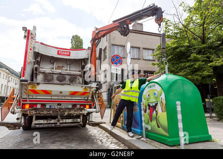 Sofia, Bulgaria - 26 Maggio 2016: un lavoratore sanitario è di prelevare il cestino di cassonetti con il suo carrello di riciclaggio. Scomparti per raccogliere separatamente Foto Stock