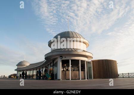 Il 1 maggio 2016. HASTINGS, EAST SUSSEX, Regno Unito. Il cafe su Hastings pier poco dopo la sua riapertura. Fu distrutto da un incendio nel 2010. Foto Stock