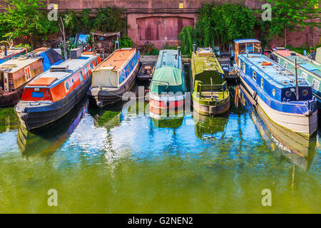Le file di case galleggianti e imbarcazioni strette sulle rive del canale di Lisson Grove ormeggi, parte del Regent's Canal a Londra Foto Stock