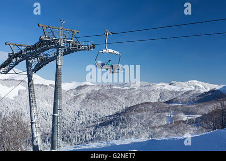 Impianti di risalita con sedi di andare oltre la montagna Foto Stock