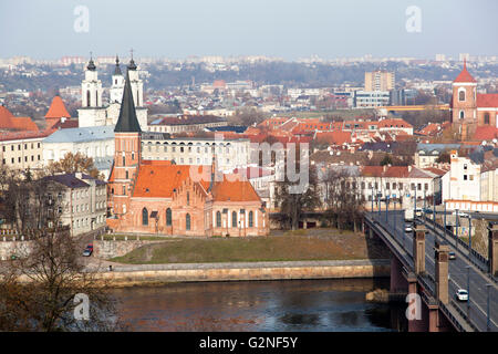 La vista della città di Kaunas città vecchia con la quattrocentesca chiesa di Vytautas il Grande (Lituania). Foto Stock
