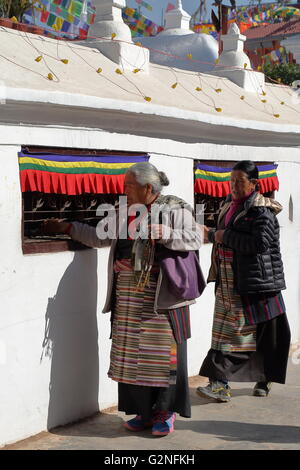 Il Tibetano pellegrini camminando attorno alla Stupa in Bothnath vicino a Kathmandu, Nepal Foto Stock