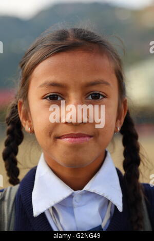 Ritratto di una ragazza della scuola a Pokhara, Nepal Foto Stock