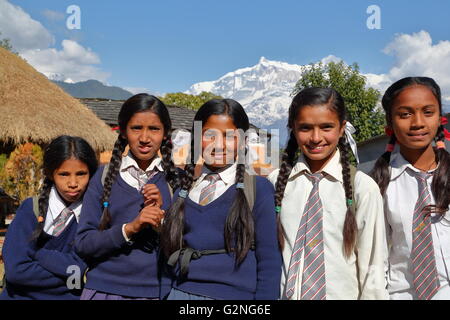 Le ragazze della scuola con l'Himalaya in background, Annapurna colline vicino a Dhampus, Pokhara, Nepal Foto Stock