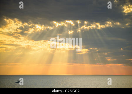 Drammatico cielo tempestoso al tramonto, Sud Australia. Color-tonificare gli effetti applicati. Foto Stock