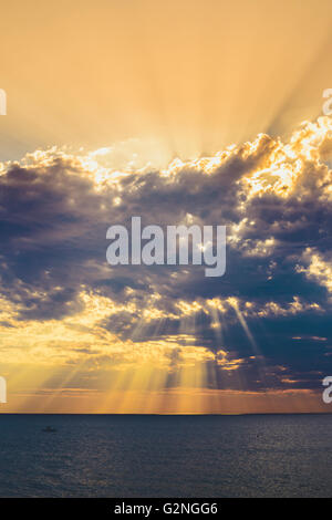 Drammatico cielo tempestoso al tramonto, Sud Australia. Color-tonificare gli effetti applicati. Foto Stock