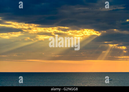 Drammatico cielo tempestoso al tramonto, Sud Australia. Color-tonificare gli effetti applicati. Foto Stock