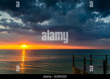 Drammatico cielo tempestoso al tramonto, Sud Australia. Color-tonificare gli effetti applicati. Foto Stock