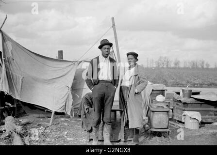 Mezzadri sfrattati lungo l'autostrada 60, New Madrid County, Missouri, Stati Uniti d'America, Arthur Rothstein per la Farm Security Administration (FSA), Gennaio 1939 Foto Stock