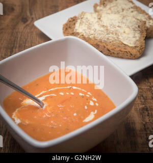 In casa la crema di pomodoro e la zuppa di pane fresco e burro Foto Stock