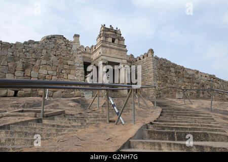 Gateway e rock cut scalinata che conduce al tempio di gomateshwara, vindhyagiri hill, shravanbelgola, Karnataka, India. Foto Stock