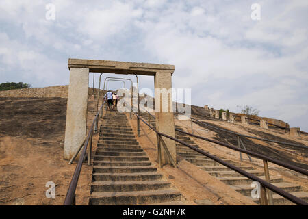 Gateway e rock cut scalinata che conduce al tempio di gomateshwara, vindhyagiri hill, shravanbelgola, Karnataka, India. Foto Stock