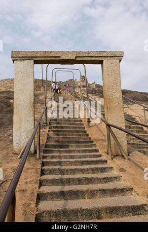 Gateway e rock cut scalinata che conduce al tempio di gomateshwara, vindhyagiri hill, shravanbelgola, Karnataka, India. Foto Stock