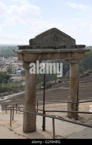 Gateway e rock cut scalinata che conduce al tempio di gomateshwara, vindhyagiri hill, shravanbelgola, Karnataka, India. Foto Stock