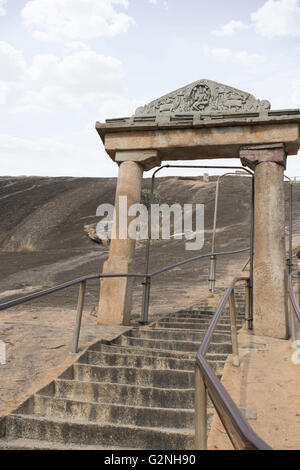 Gateway e rock cut scalinata che conduce al tempio di gomateshwara, vindhyagiri hill, shravanbelgola, Karnataka, India. Foto Stock