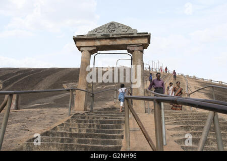 Gateway e rock cut scalinata che conduce al tempio di gomateshwara, vindhyagiri hill, shravanbelgola, Karnataka, India. Foto Stock