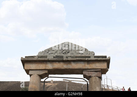 Gateway e rock cut scalinata che conduce al tempio di gomateshwara, vindhyagiri hill, shravanbelgola, Karnataka, India. Foto Stock