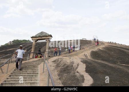 Gateway e rock cut scalinata che conduce al tempio di gomateshwara, vindhyagiri hill, shravanbelgola, Karnataka, India. Foto Stock