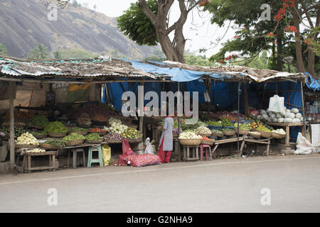 Piccola frutta e verdura, negozi sulla strada di shravanbelgola, Karnataka, India. Foto Stock