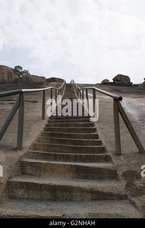 Gateway e rock cut scalinata che conduce al tempio Jain complessa, chandragiri hill, shravanbelgola, Karnataka, India. Foto Stock