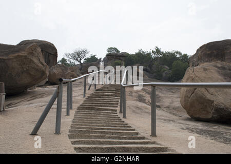 Gateway e rock cut scalinata che conduce al tempio Jain complessa, chandragiri hill, shravanbelgola, Karnataka, India. Foto Stock