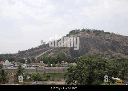 Vista generale della collina Vindhyagiri tempio complesso, Sravanabelgola, Karnataka, India. Vista dalla collina Chandragiri. Grandi Belgola (WH Foto Stock