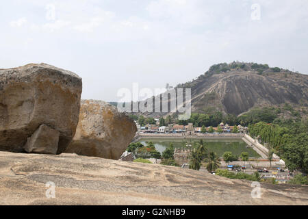 Vista generale della collina Vindhyagiri tempio complesso, Sravanabelgola, Karnataka, India. Vista dalla collina Chandragiri. Grandi Belgola (WH Foto Stock