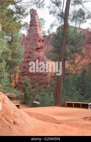 Ocre depositi in Roussillon Villaggio, Luberon, Provenza, Francia Foto Stock