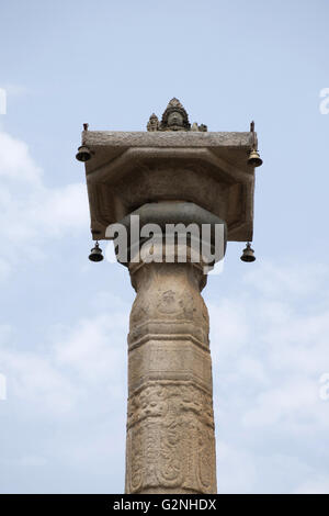 Una vista di brahmasthambha, sulla collina di chandragiri, sravanabelgola, Karnataka, India. una figura seduta del dio Brahma si siede in cima. Foto Stock