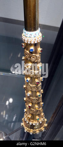 Lo Scettro con la croce, anche noto come ST Edward's scettro, il sovrano è scettro o il Royal scettro, è uno scettro del British Crown Jewels. Esso è stato originariamente realizzato per l'incoronazione del re Carlo II nel 1661. Nel 1905, esso è stato riprogettato dopo la scoperta del Cullinan Diamond. Ora, lo scettro con la croce include la seconda il diamante più grande del mondo, il Cullinan I, o la grande stella dell Africa che pesa oltre 530 carati (106 g). Risalenti al XVII secolo Foto Stock