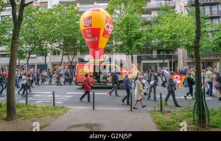 I sindacati francesi e gli studenti protestano a Parigi in Francia dopo il governo forzata attraverso il controverso riforme del lavoro Foto Stock