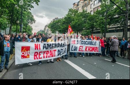 I sindacati francesi e gli studenti protestano a Parigi in Francia dopo il governo forzata attraverso il controverso riforme del lavoro Foto Stock