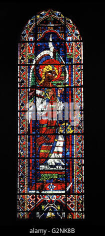 Finestra di vetro colorato dalla Cattedrale di Chartres, Francia. Visualizza l'Arcangelo con il turibolo (bruciatore di incenso o incensiere);xiii secolo Foto Stock