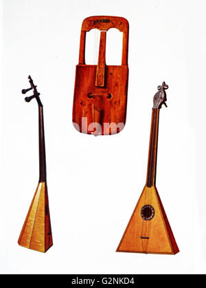 Crwth gallese e Russo Balalåika. La Crwth è un raro strumento gallese che si suppone essere stato il 'Chrotta Brittania" menzionati nella odi di Venanzio Fortunato. Il Balalåika è un russo contadina chitarra. Lo strumento comune è di solito piuttosto semplice anche se questo è decorata. Foto Stock