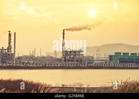 Raffineria di impianto industriale con l'industria caldaia di notte Foto Stock