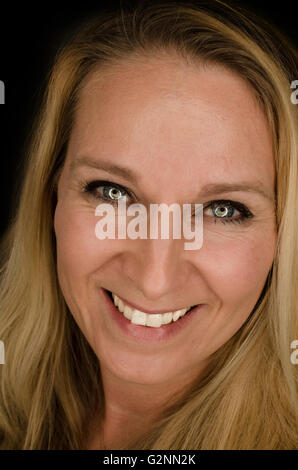 Ritratto in studio di una bella metà donna invecchiato Foto Stock