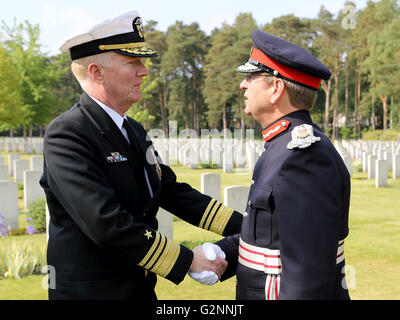 VADM James G. Foggo III Commander noi sesta flotta con HM Lord-Lieutenant del Surrey Michael More-Molyneux Foto Stock