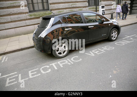 La Nissan Leaf elettrico auto parcheggiate in uno spazio riservato per i veicoli elettrici solo nel centro della città di Birmingham, UK. Foto Stock